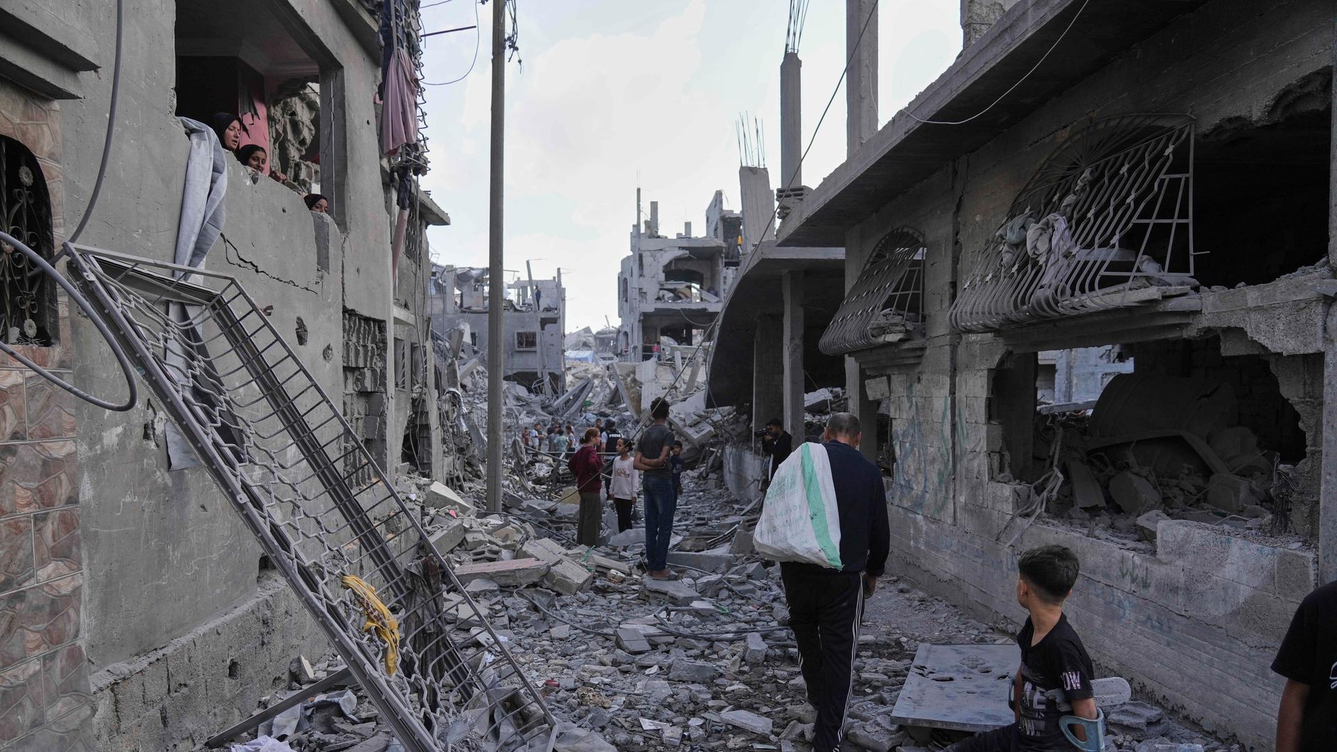 Palästinenser inspizieren die Trümmer von Häusern, die durch israelische Luftangriffe in Dschabalija im nördlichen Gazastreifen zerstört wurden.