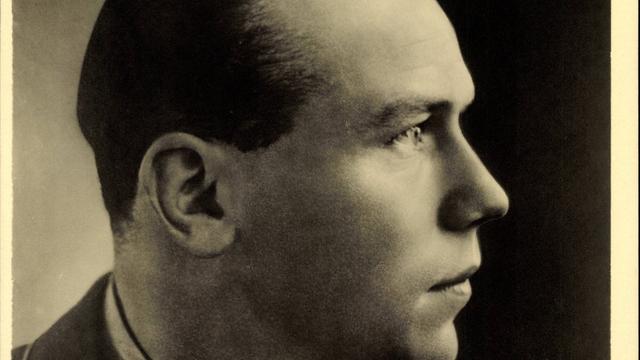 Jagdflieger Major Helmut Wick in einer schwarz-weiß Aufnahme von 1935 - er schaut von der Kamera weg.