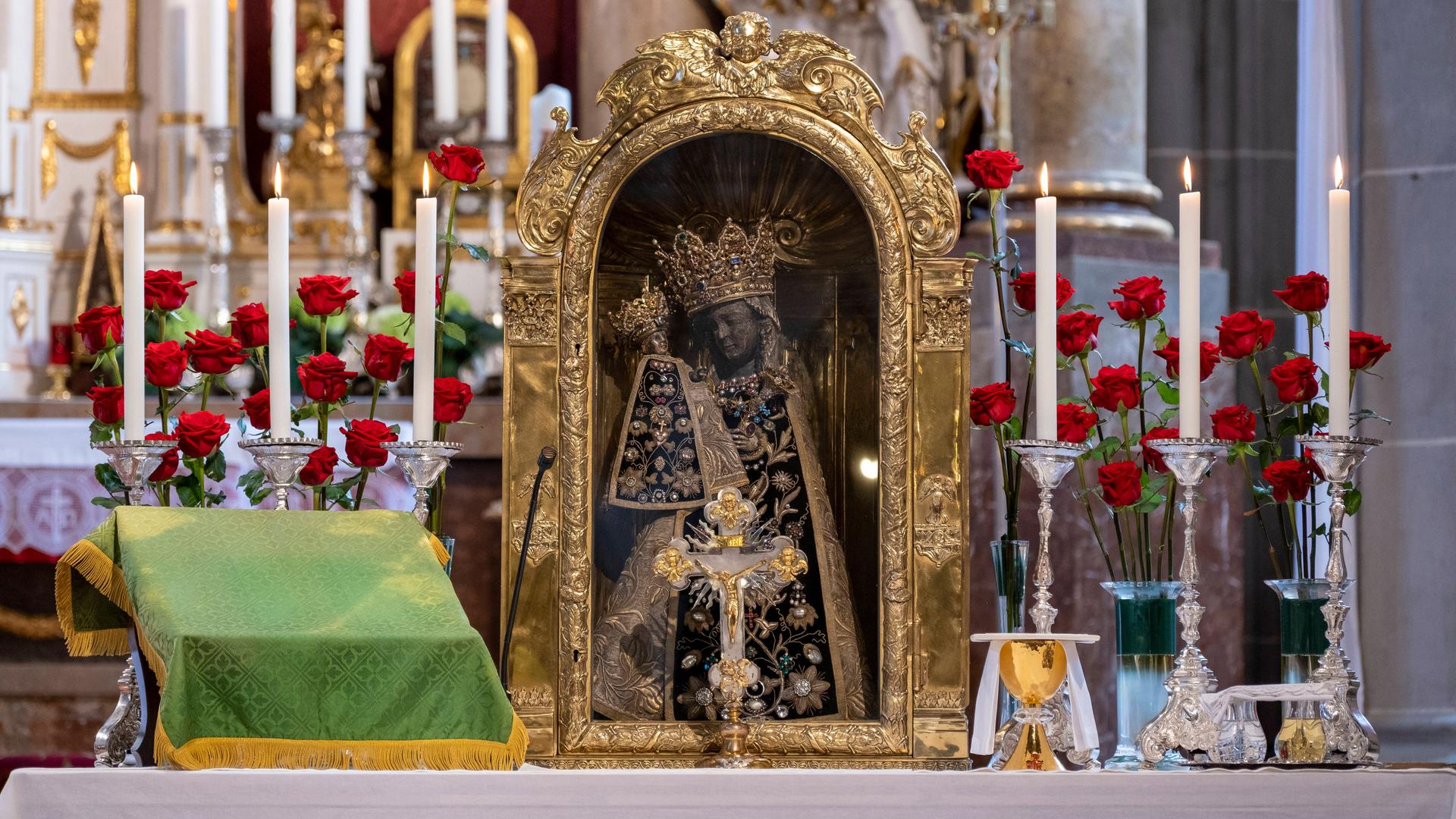 Die Schwarze Madonna in der Stiftspfarrkirche St. Philipp und Jakob im Wallfahrtsort Altötting. Die Schwarze Madonna in der Stiftspfarrkirche St. Philipp und Jakob im Wallfahrtsort Altötting.