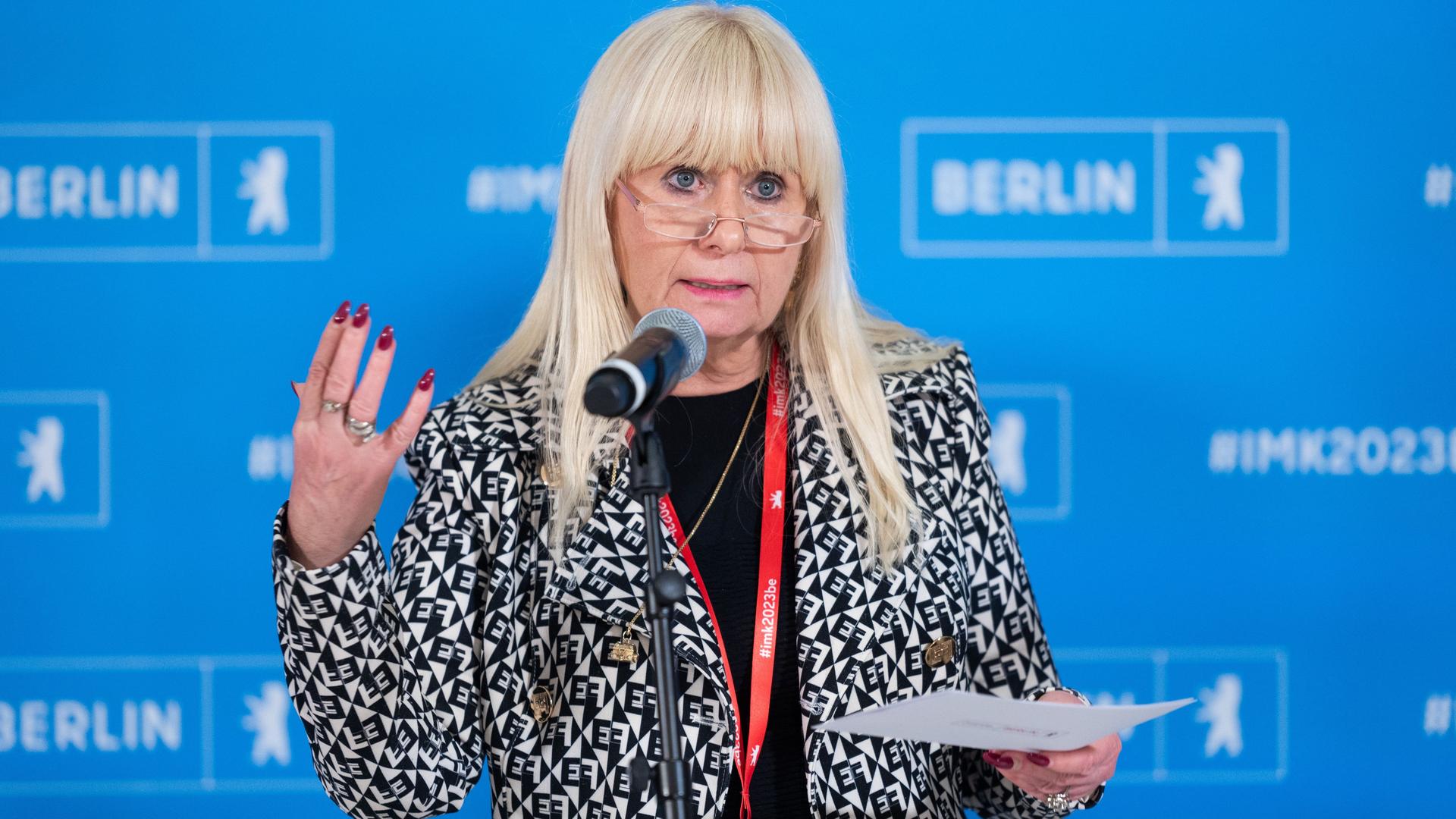 Iris Spranger (SPD), Innensenatorin in Berlin, spricht bei einer Pressekonferenz nach Gesprächen bei der Innenministerkonferenz (IMK). Iris Spranger (SPD), Innensenatorin in Berlin, spricht bei einer Pressekonferenz nach Gesprächen bei der Innenministerkonferenz (IMK).