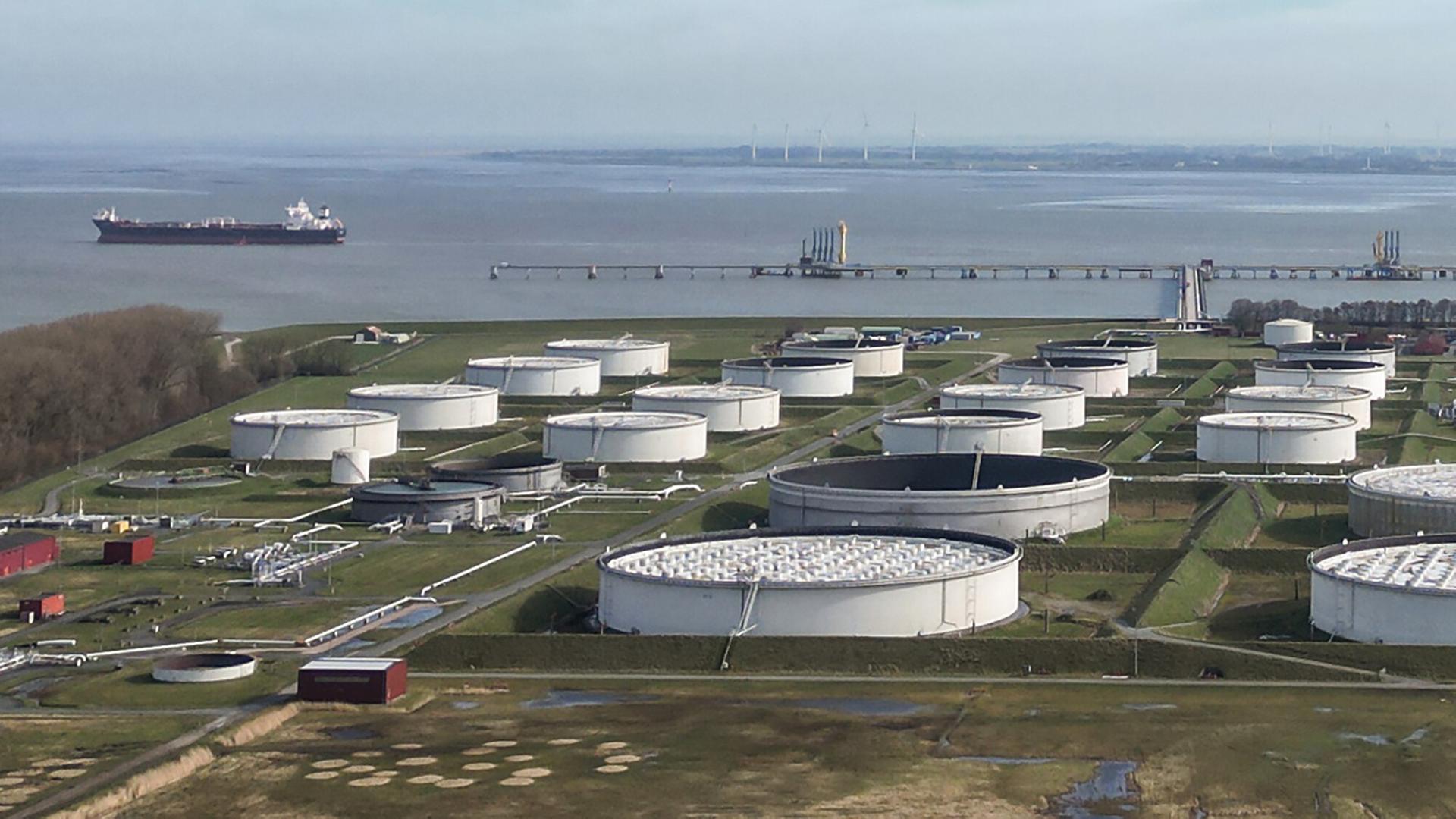 Ein Öltanker liegt an der Tankerlöschbrücke der Nord-West Oelleitung (NWO) auf der Jade bei Wilhelmshaven, im Vordergrund stehen große Lagertanks eines Mineralöltanklagers. (Luftaufnahme mit einer Drohne) 
