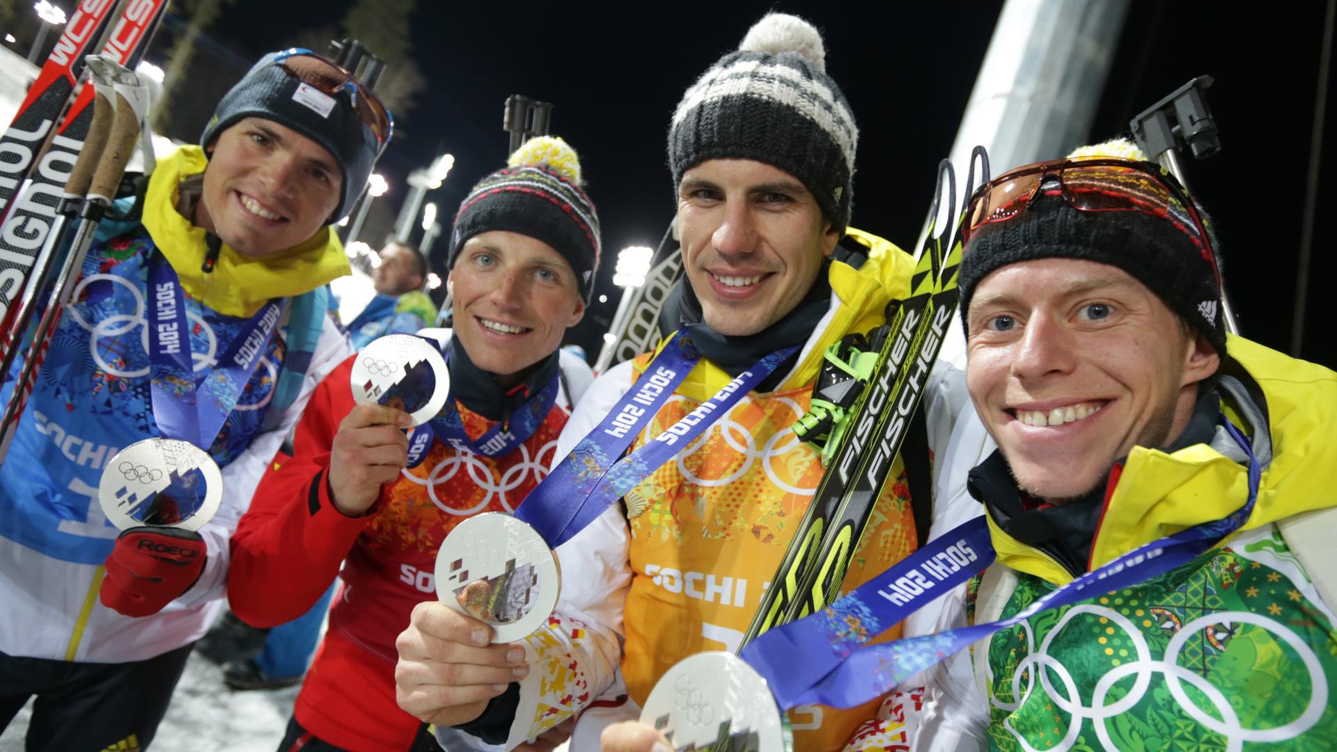 Die Silbermadaillengewinner in der Staffel im Biathlon bei den Olympischen Spielen in Sotschi, Simon Schempp (l-r), Erik Lesser, Arnd Peiffer und Daniel Boehm präsentieren ihre Medaillen im Cross-country Ski & Biathlon Zentrum. Die Silbermadaillengewinner in der Staffel im Biathlon bei den Olympischen Spielen in Sotschi, Simon Schempp (l-r), Erik Lesser, Arnd Peiffer und Daniel Boehm präsentieren ihre Medaillen im Cross-country Ski & Biathlon Zentrum.