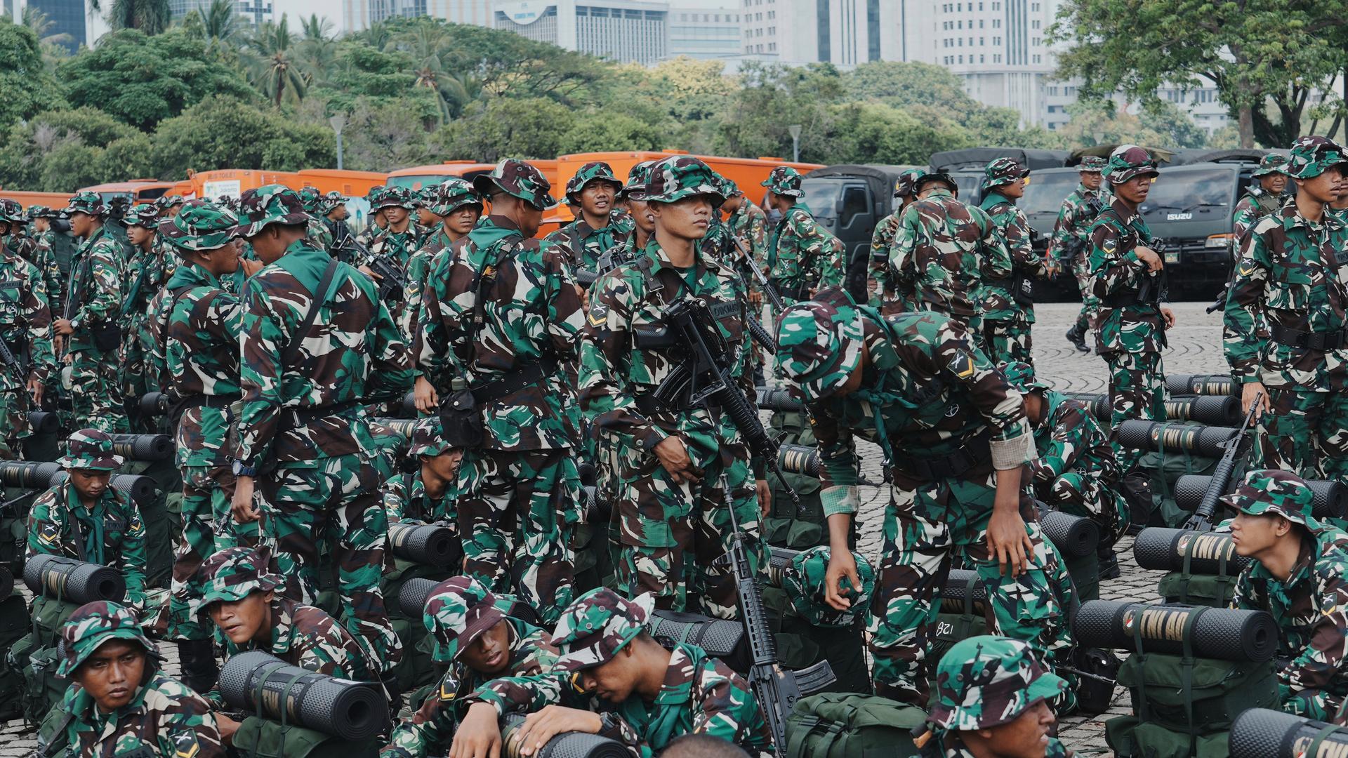 Soldaten der Armee bereiten sich auf ihren Einsatz in Jakarta vor nach anhaltenden Protesten. Soldaten der Armee bereiten sich auf ihren Einsatz in Jakarta vor nach anhaltenden Protesten.