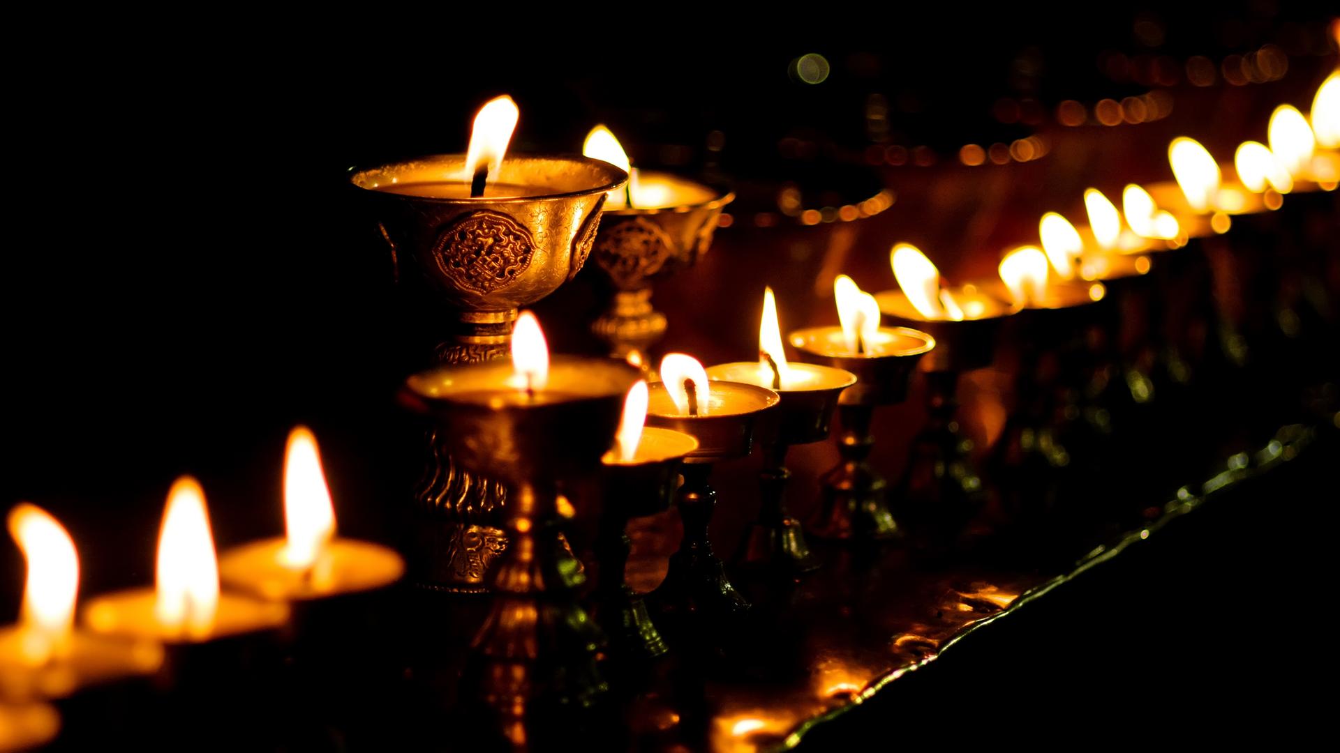 Kerzen in einem tibetanischen Tempel