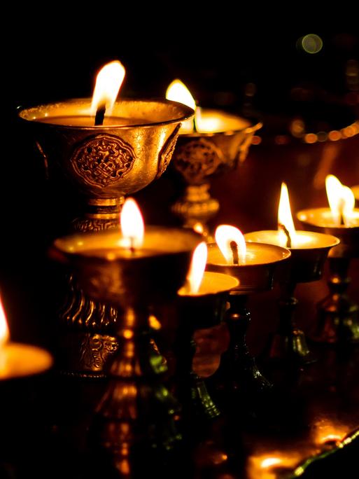 Kerzen in einem tibetanischen Tempel