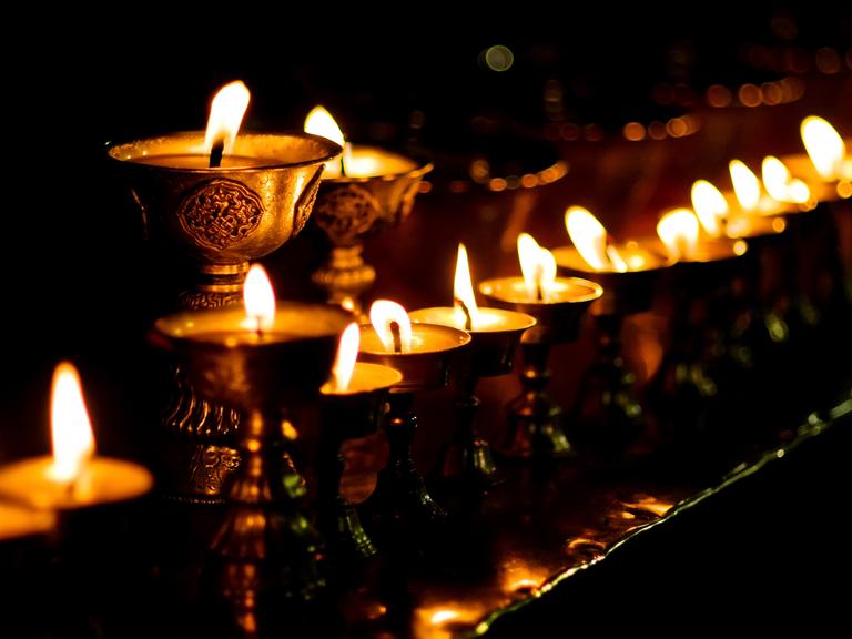 Kerzen in einem tibetanischen Tempel