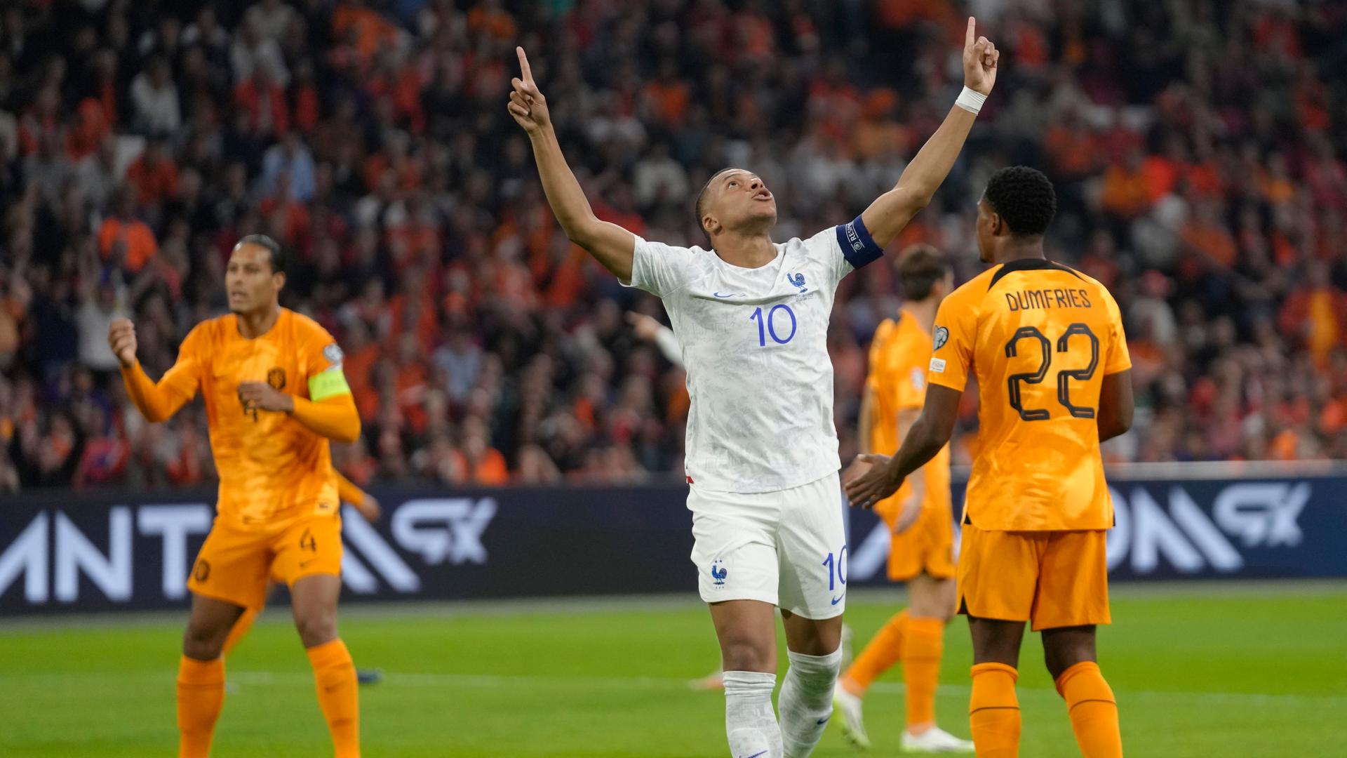 EM-Qualifikation, Niederlande - Frankreich: Frankreichs Kylian Mbappe (M) jubelt nach dem Führungstreffer seiner Mannschaft. EM-Qualifikation, Niederlande - Frankreich: Frankreichs Kylian Mbappe (M) jubelt nach dem Führungstreffer seiner Mannschaft.