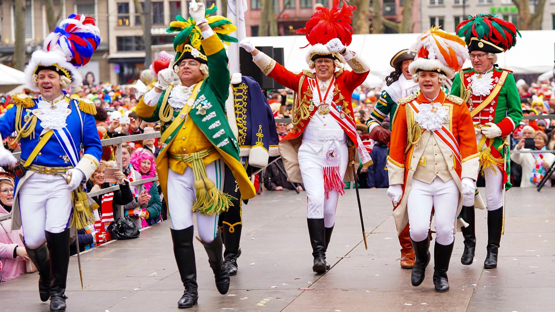 Die Präsidenten der Traditionsgesellschaften im Kölner Karneval beim Funkenbiwak auf dem Neumarkt 2020