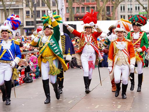 Die Präsidenten der Traditionsgesellschaften im Kölner Karneval beim Funkenbiwak auf dem Neumarkt 2020