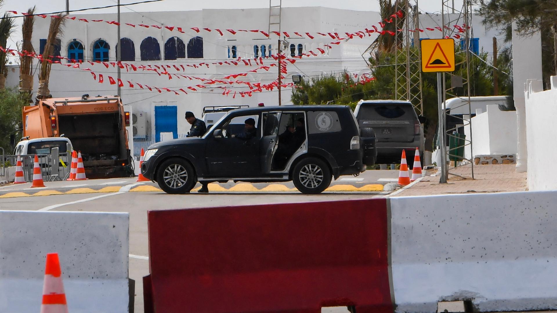 Absperrungen und Polizeiwagen schirmen die Ghriba-Synagoge in Djerba, Tunesien, ab.