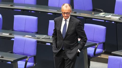 Friedrich Merz, CDUCSU Fraktionsvorsitzender und CDU Bundesvorsitzender, wartet während der Wahl zur Bundestagspräsidentin bei der konstituierenden Sitzung des neuen Bundestages.