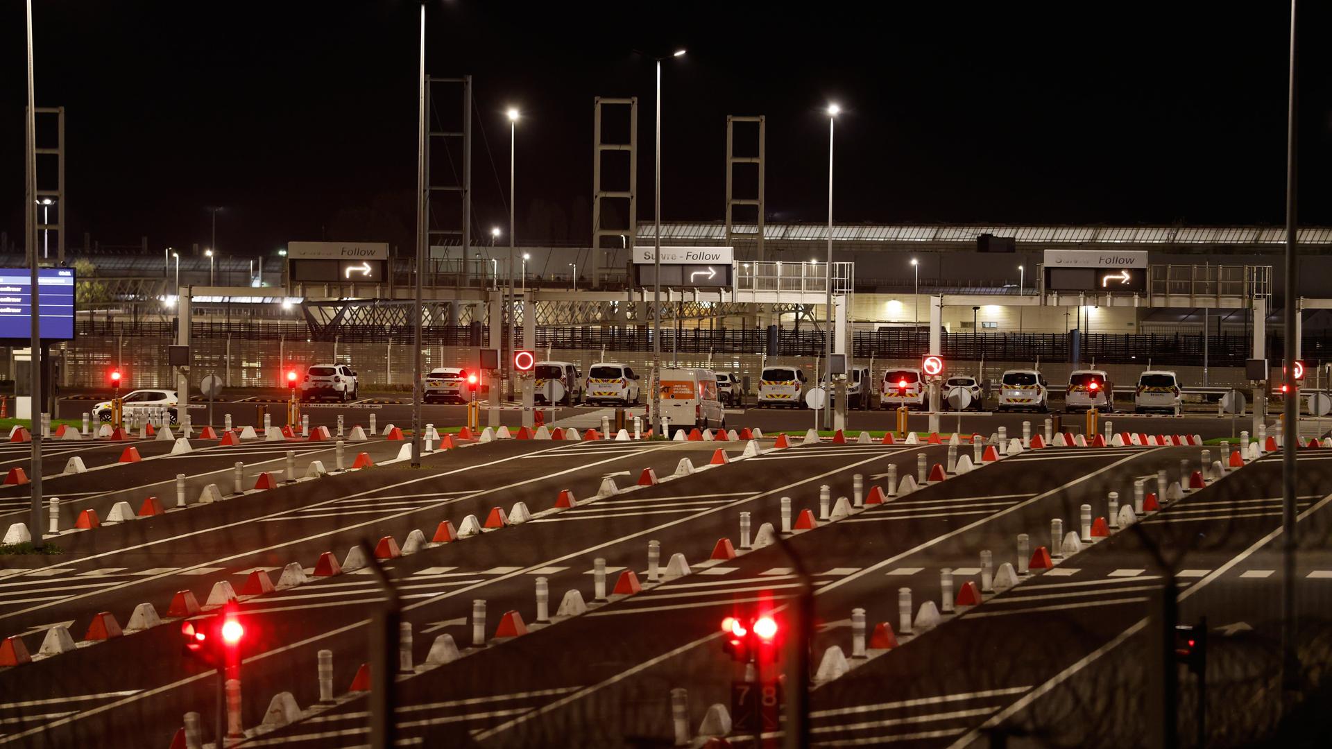 Das Foto zeigt das Gelände des Eurotunnels, es ist Nacht.