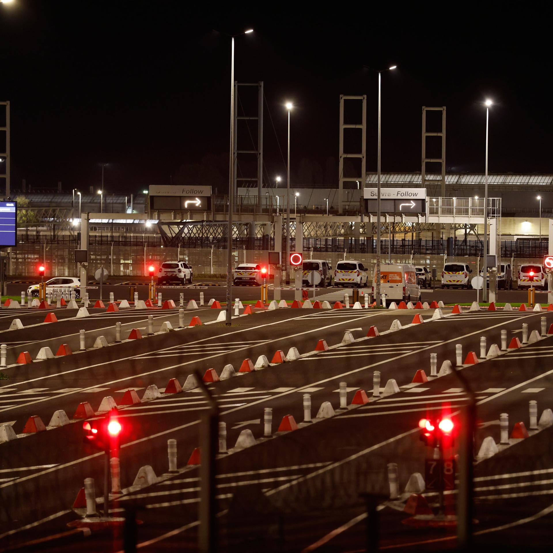 Das Foto zeigt das Gelände des Eurotunnels, es ist Nacht.