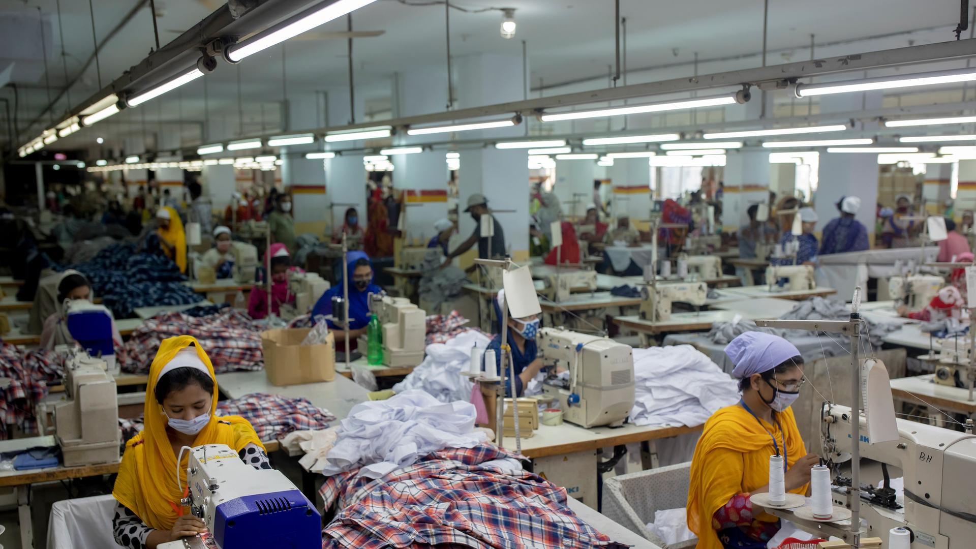Frauen arbeiten in einer Textilfabrik. Frauen arbeiten in einer Textilfabrik.