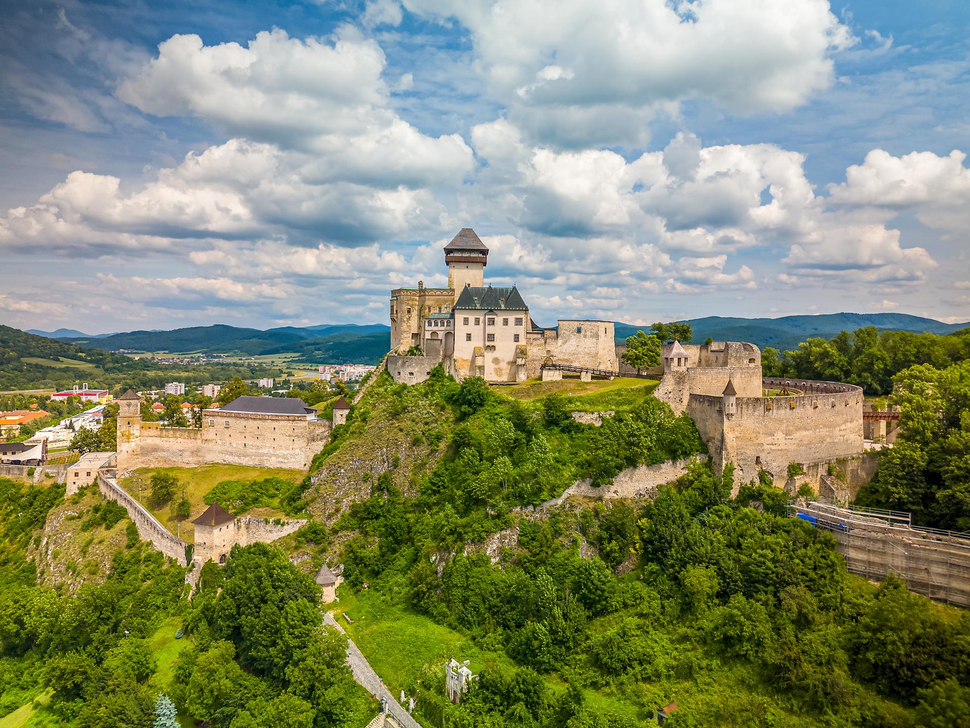 Blick auf die Burg Trenčín, die auf einem Hügel steht.