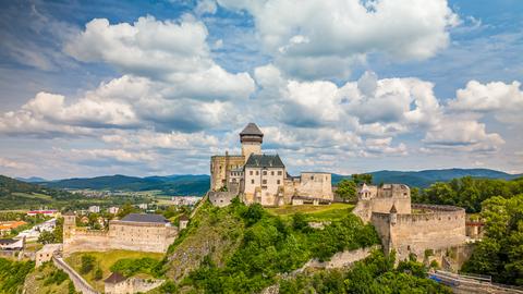 Blick auf die Burg Trenčín, die auf einem Hügel steht.