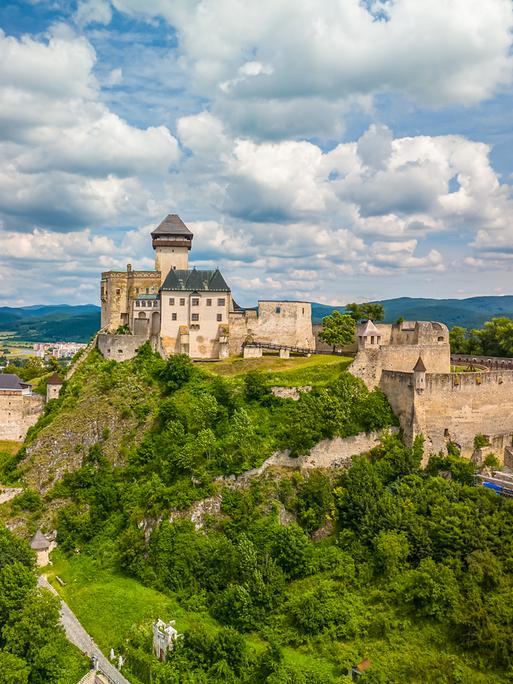 Blick auf die Burg Trenčín, die auf einem Hügel steht.