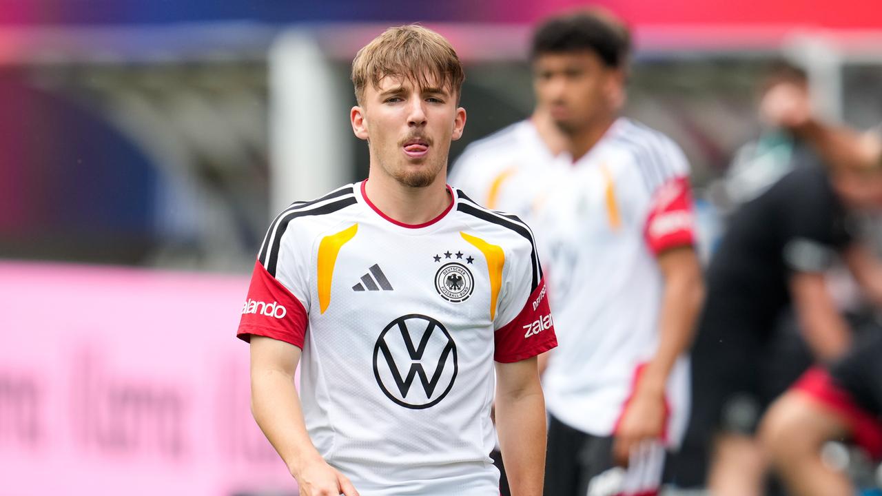 Karl trägt ein Trainingstrikot der deutschen Nationalmannschaft.