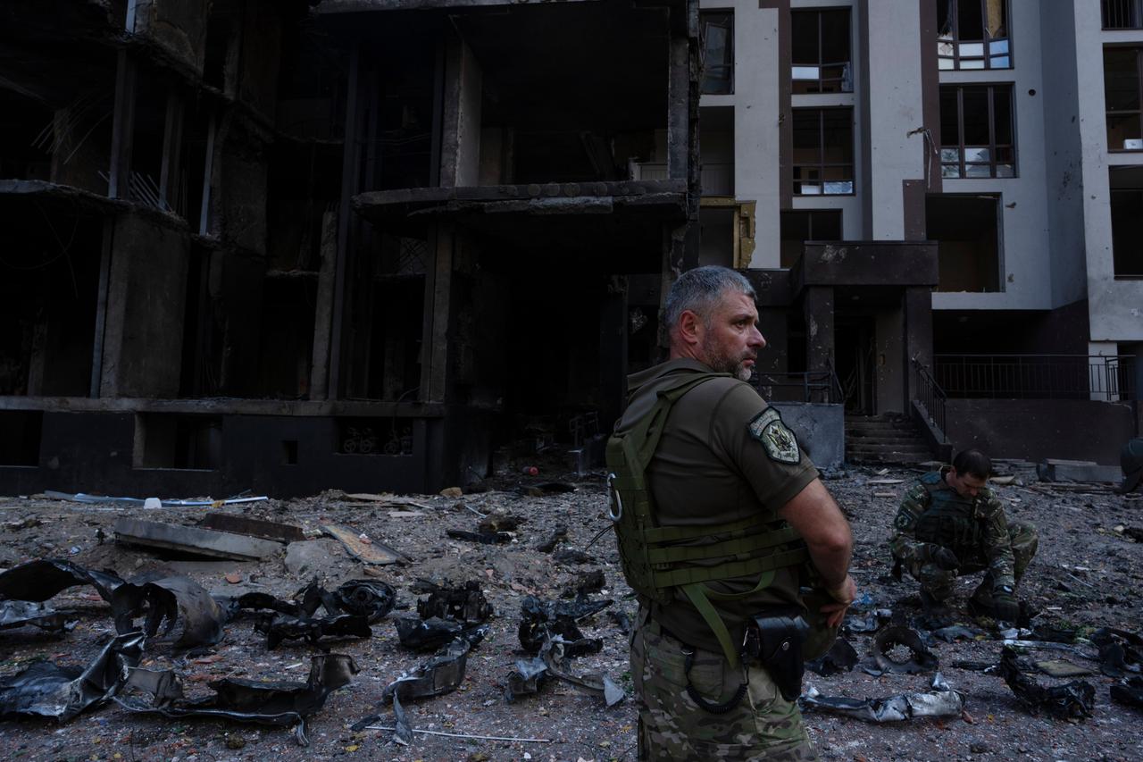 Ukraine, Kiew: Soldaten vor einem Wohnhaus nach einer Explosion.