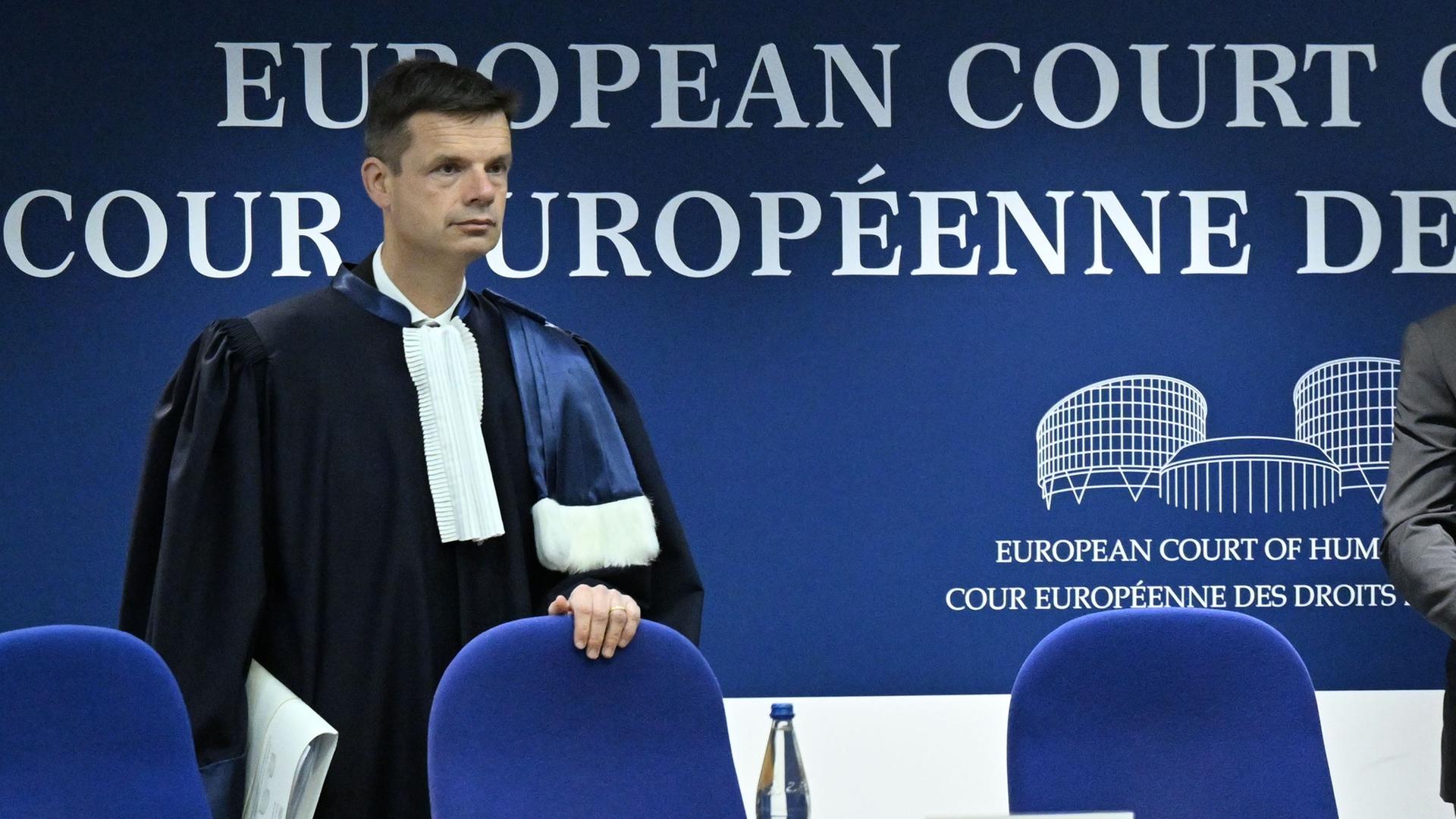 Marko Bosnjak steht im Europäischen Gerichtshof für Menschenrechte in Straßburg. Marko Bosnjak steht im Europäischen Gerichtshof für Menschenrechte in Straßburg.