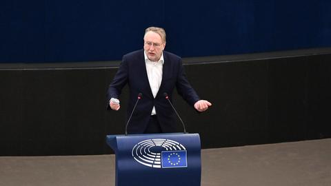 Bernd Lange steht hinter einem Rednerpult.