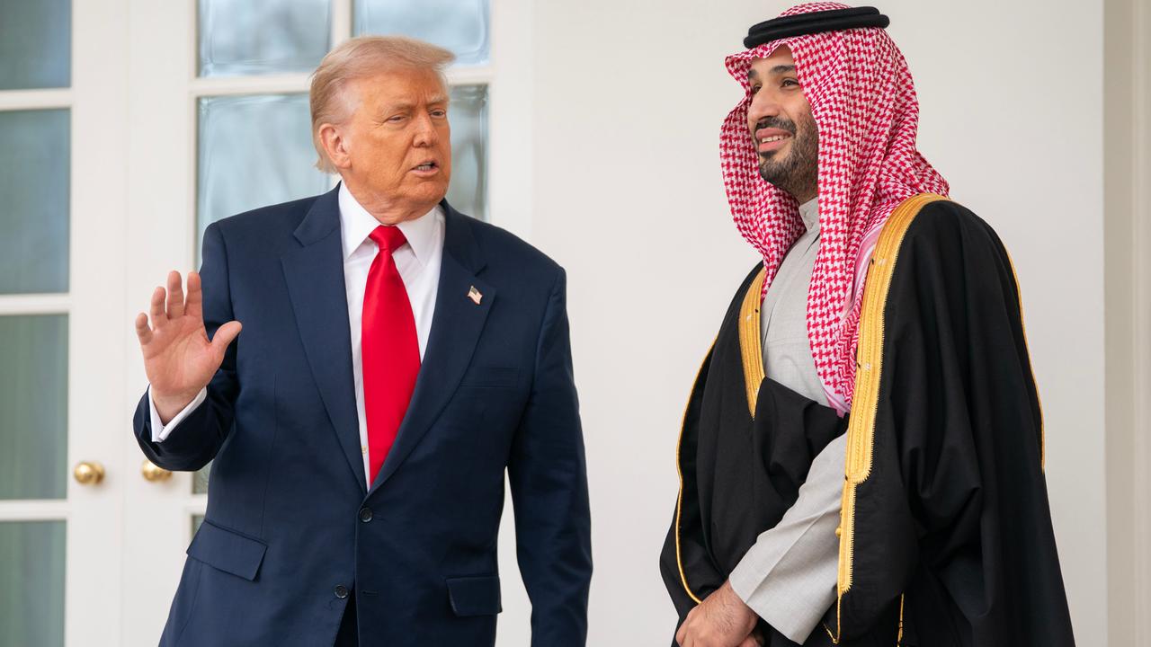 US-Präsident Donald Trump und Saudi-Arabiens Kronprinz Mohammed bin Salman stehen vor dem Weißen Haus und sprechen am 18.11.2025