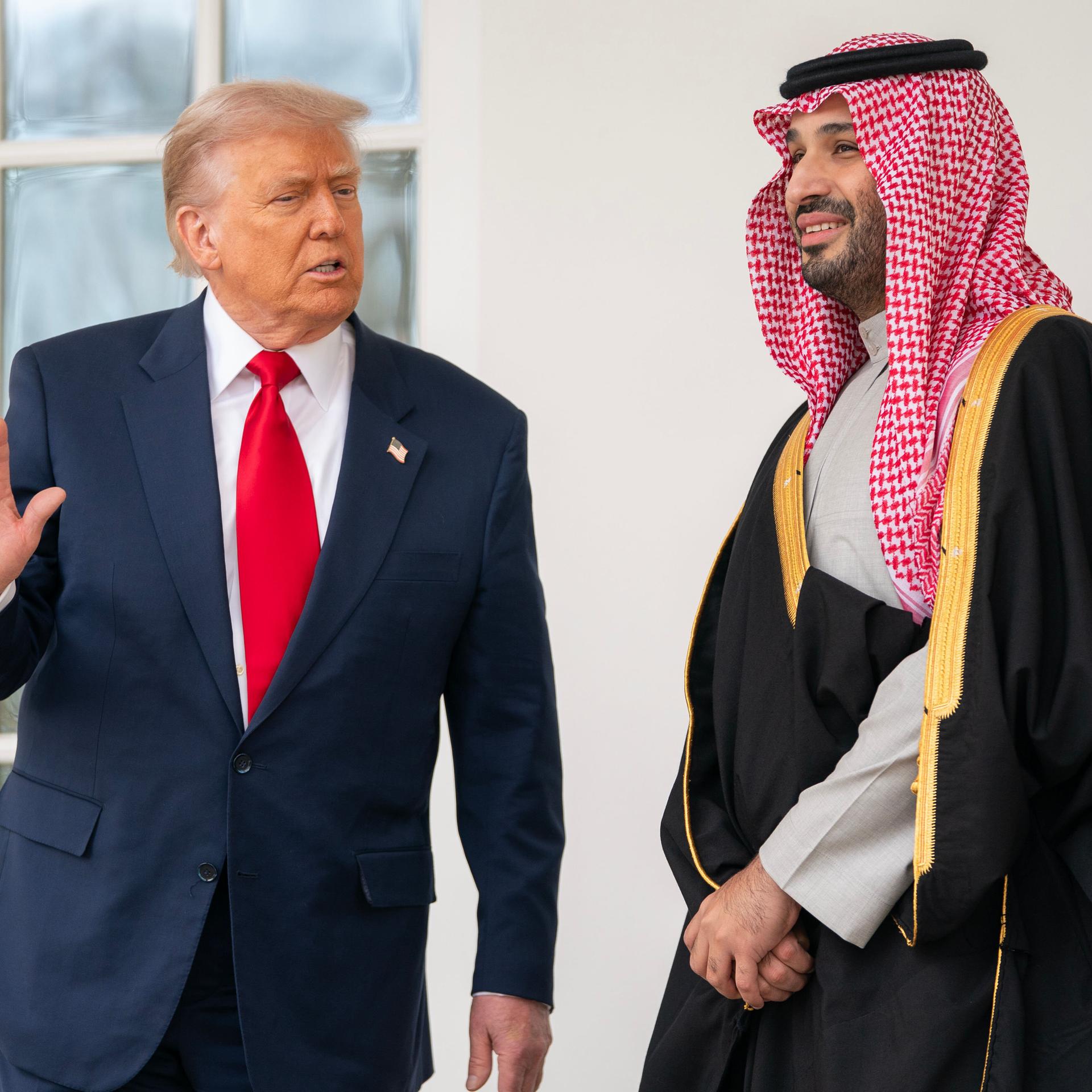 US-Präsident Donald Trump und Saudi-Arabiens Kronprinz Mohammed bin Salman stehen vor dem Weißen Haus und sprechen am 18.11.2025