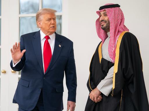 US-Präsident Donald Trump und Saudi-Arabiens Kronprinz Mohammed bin Salman stehen vor dem Weißen Haus und sprechen am 18.11.2025 US-Präsident Donald Trump und Saudi-Arabiens Kronprinz Mohammed bin Salman stehen vor dem Weißen Haus und sprechen am 18.11.2025