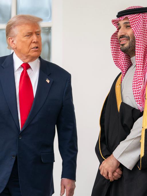 US-Präsident Donald Trump und Saudi-Arabiens Kronprinz Mohammed bin Salman stehen vor dem Weißen Haus und sprechen am 18.11.2025 US-Präsident Donald Trump und Saudi-Arabiens Kronprinz Mohammed bin Salman stehen vor dem Weißen Haus und sprechen am 18.11.2025