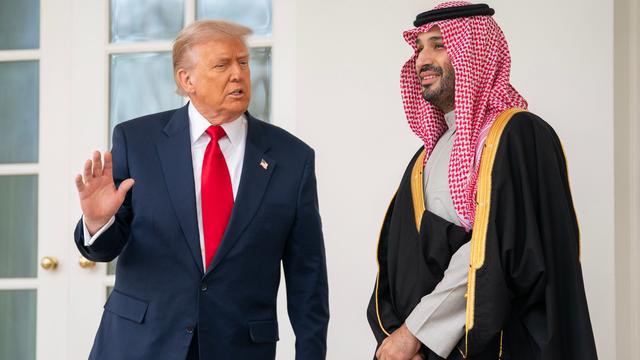 US-Präsident Donald Trump und Saudi-Arabiens Kronprinz Mohammed bin Salman stehen vor dem Weißen Haus und sprechen am 18.11.2025