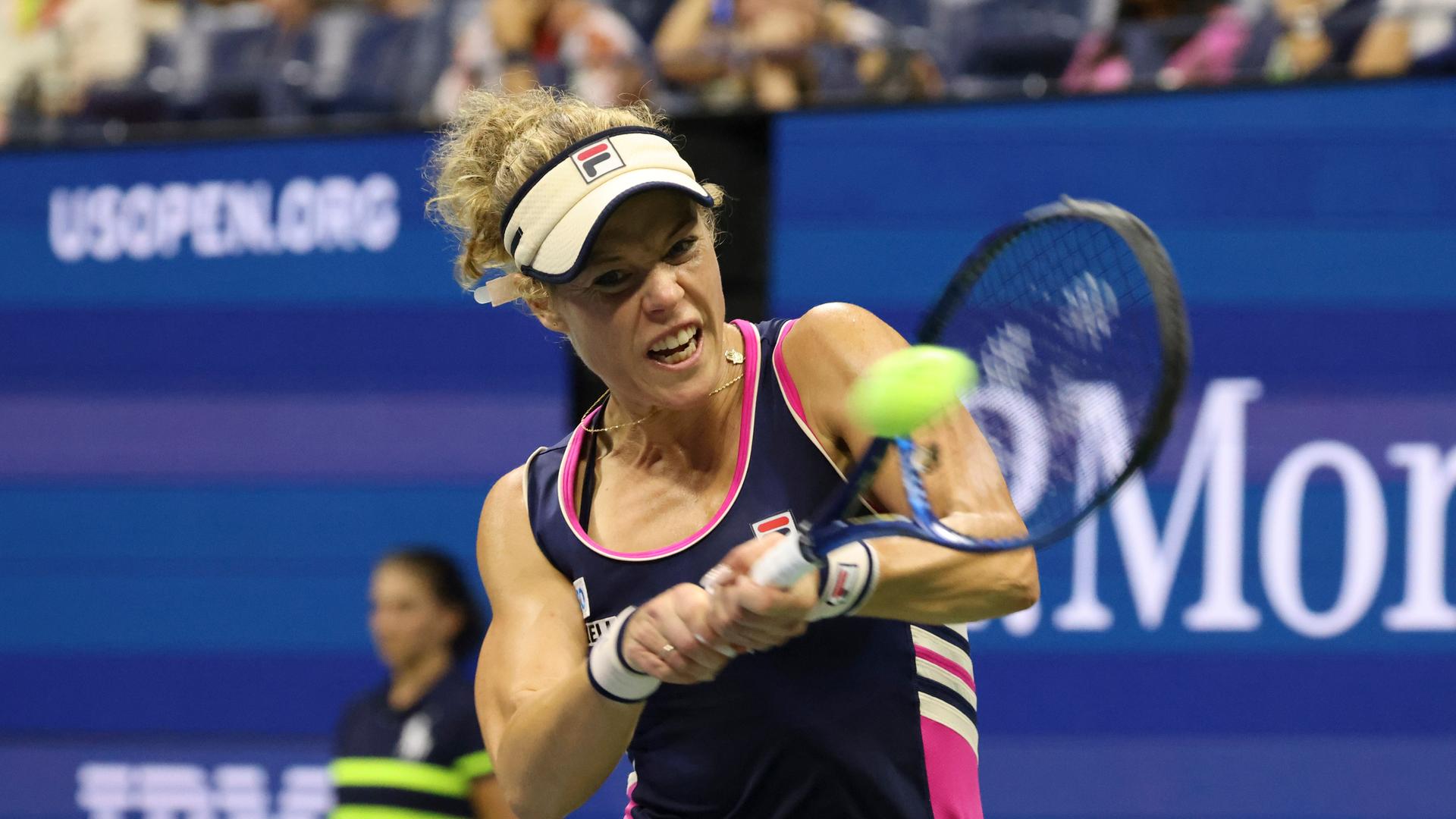 Siegemund in Aktion. Sie schlägt den Ball.