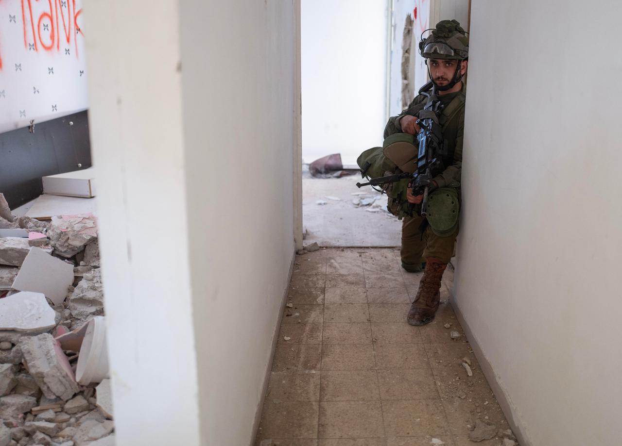 Israelischer Soldat beim Häuserkampf-Training in Bat Yam, südlich von Tel Aviv.