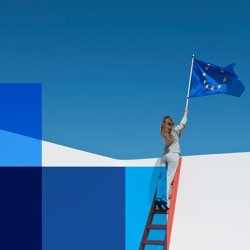 Eine Frau schwenkt eine Europafahne.