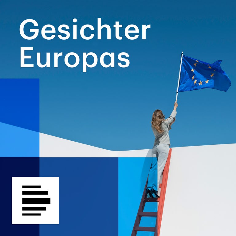 Eine Frau schwenkt eine Europafahne.