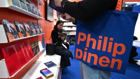 Die Philippinen präsentierten sich im März 2025 mit einem Stand auf der Leipziger Buchmesse. Im Oktober sind sie das Gastland der Frankfurter Buchmesse. Die Philippinen präsentierten sich im März 2025 mit einem Stand auf der Leipziger Buchmesse. Im Oktober sind sie das Gastland der Frankfurter Buchmesse.