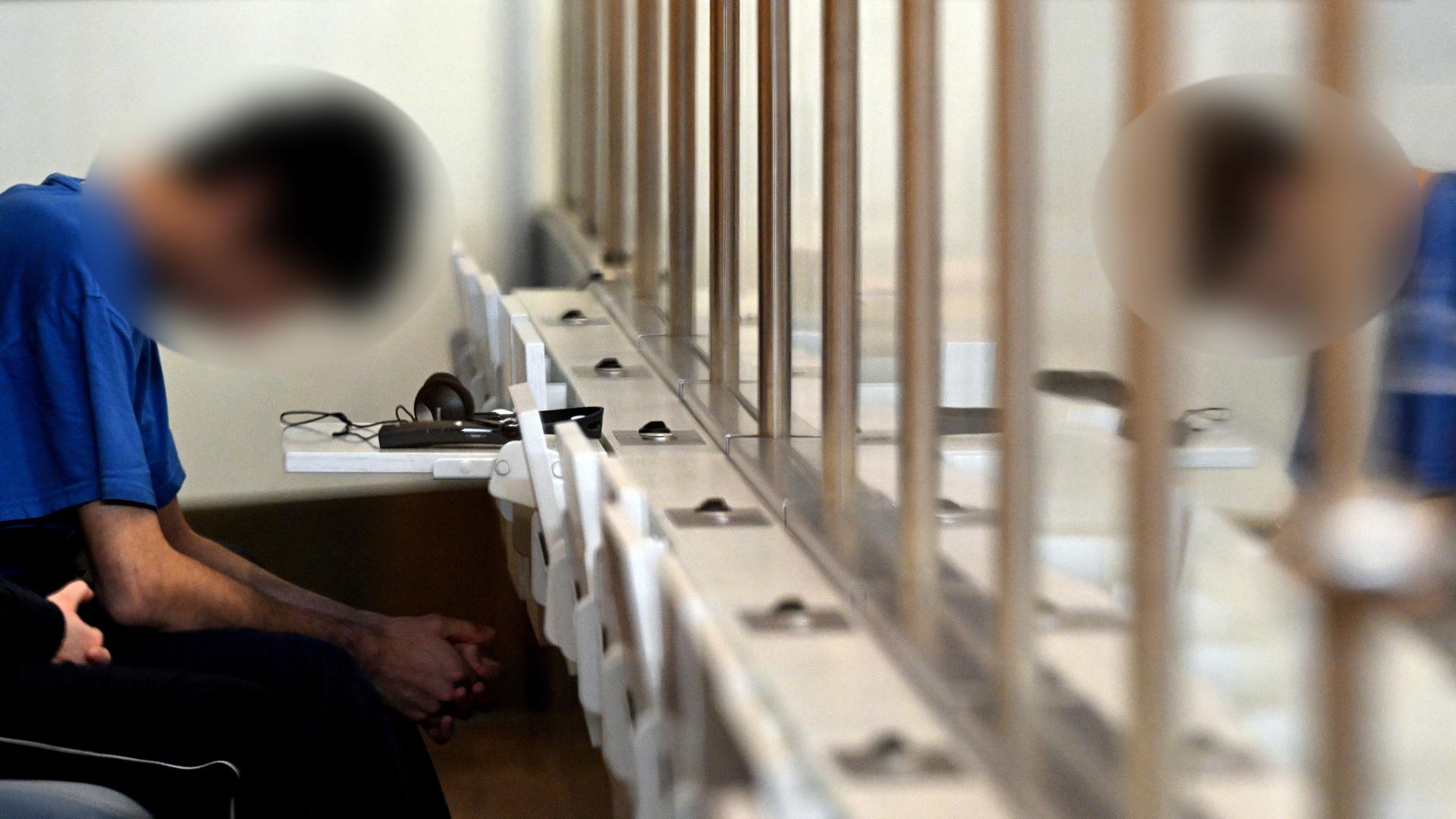 Der wegen Mordes in Solingen Angeklagte sitzt im Oberlandesgericht Düsseldorf mit tief gesenktem Kopf hinter einer Glasscheibe. Der wegen Mordes in Solingen Angeklagte sitzt im Oberlandesgericht Düsseldorf mit tief gesenktem Kopf hinter einer Glasscheibe.