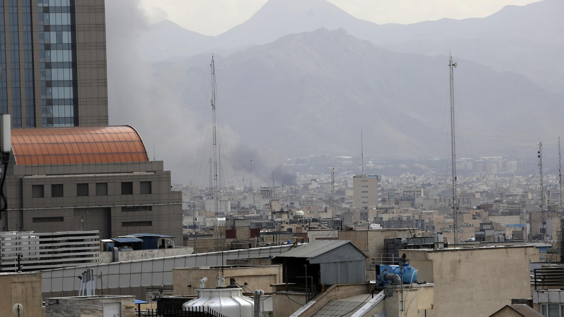 Rauch steigt über der iranischen Hauptstadt Teheran auf. (Archivbild)