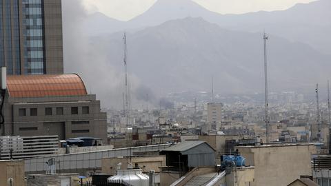 Rauch steigt über der iranischen Hauptstadt Teheran auf. (Archivbild)