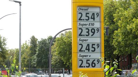 Auf einem Preisschild an einer Tankstelle in Hamburg werden die aktuellen Preise für Kraftstoffe angezeigt. 