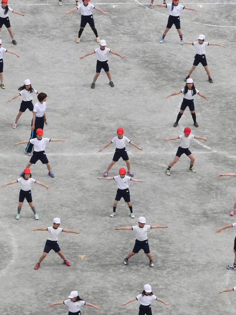 Kinder beim Sportunterricht in Tokio