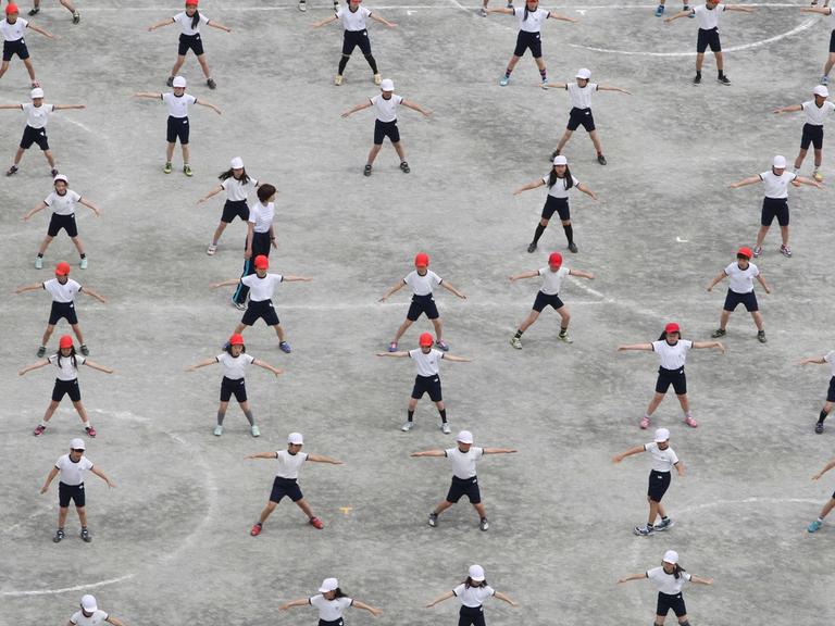 Kinder beim Sportunterricht in Tokio