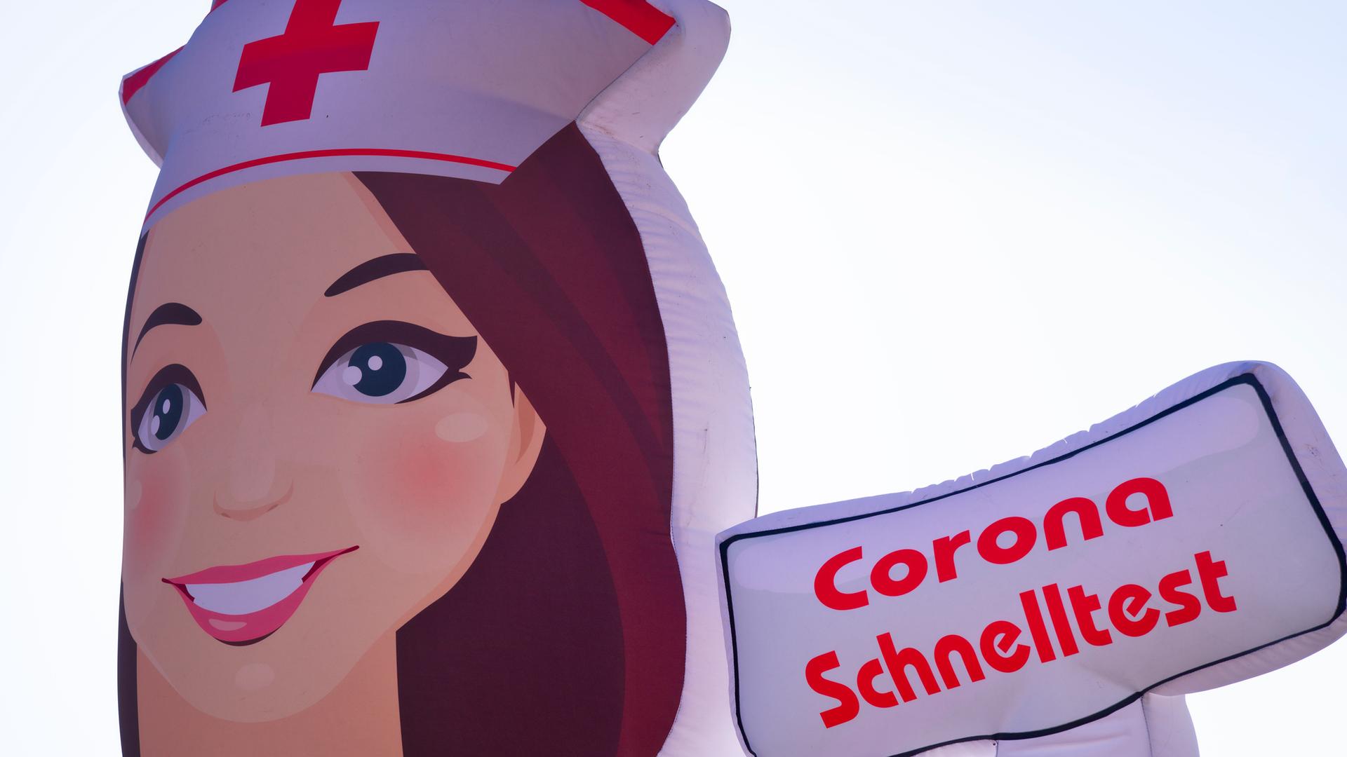 Die aufblasbare Werbefigur einer Krankenschwester macht Werbung für eine Covid-Schnellteststation in Stuttgart.