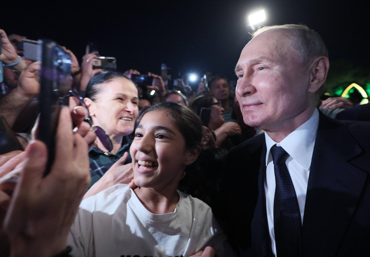 Zu sehen ist der russische Präsidenten Putin bei einem für ihn ungewöhnlichen Bad in der Menge in der Stadt Derbent am Kaspischen Meer.
