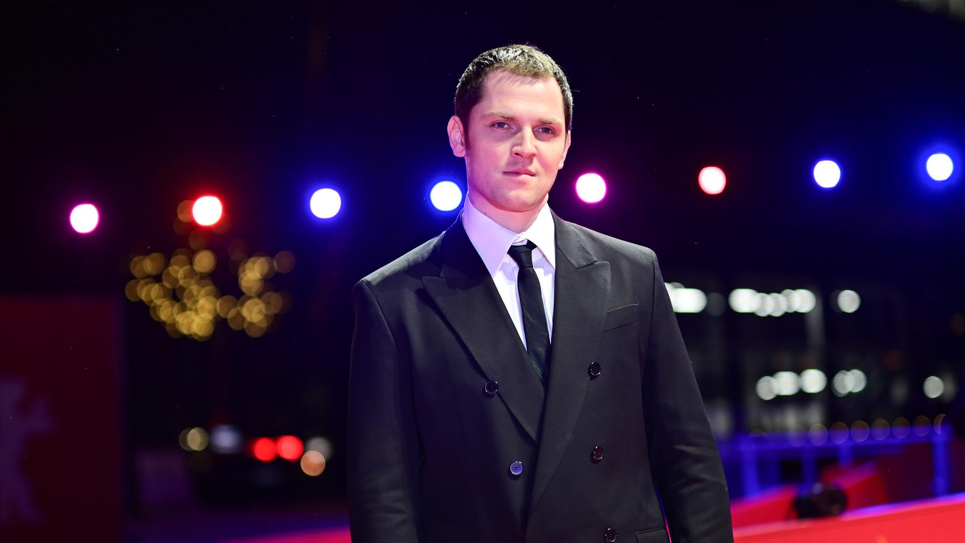 Enno Trebs, Schauspieler, steht während des Photocalls für die European Shooting Stars auf dem Roten Teppichs am Berlinale Palast.