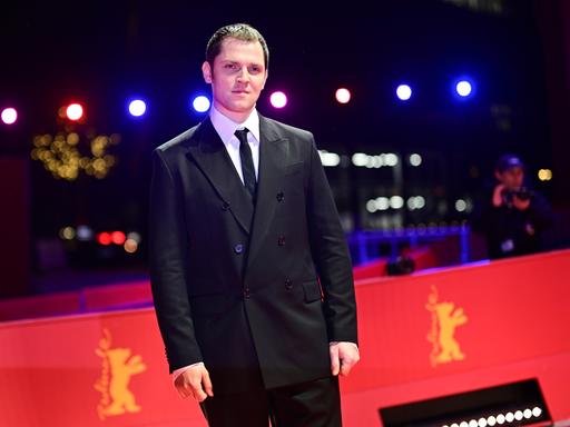 Enno Trebs, Schauspieler, steht während des Photocalls für die European Shooting Stars auf dem Roten Teppichs am Berlinale Palast.
