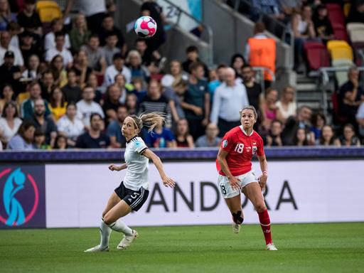 Kathrin Hendrich (Deutschland, li.) im Zweikampf um den Ball gegen Julia Hickelsberger-Fueller (Österreich) im EM-Viertelfinale der Damen.