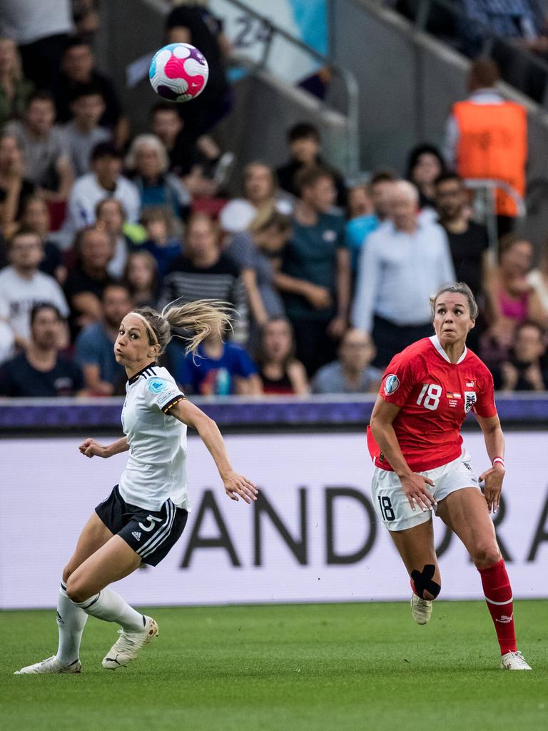 Kathrin Hendrich (Deutschland, li.) im Zweikampf um den Ball gegen Julia Hickelsberger-Fueller (Österreich) im EM-Viertelfinale der Damen.