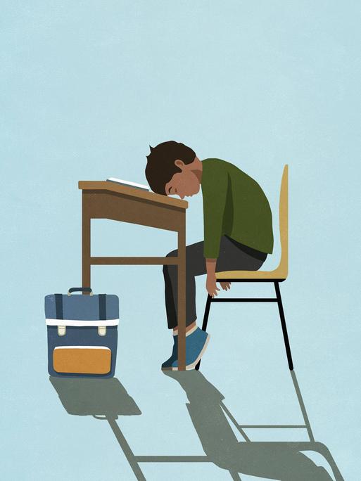 Illustration zeigt ein erschöpftes Schulkind, das mit dem Kopf auf dem Schreibtisch im Klassenzimmer liegt. 