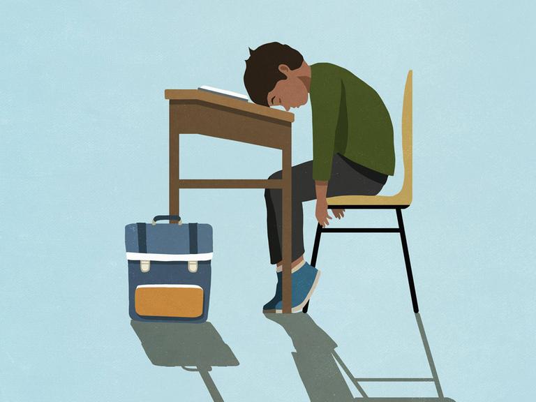 Illustration zeigt ein erschöpftes Schulkind, das mit dem Kopf auf dem Schreibtisch im Klassenzimmer liegt. 