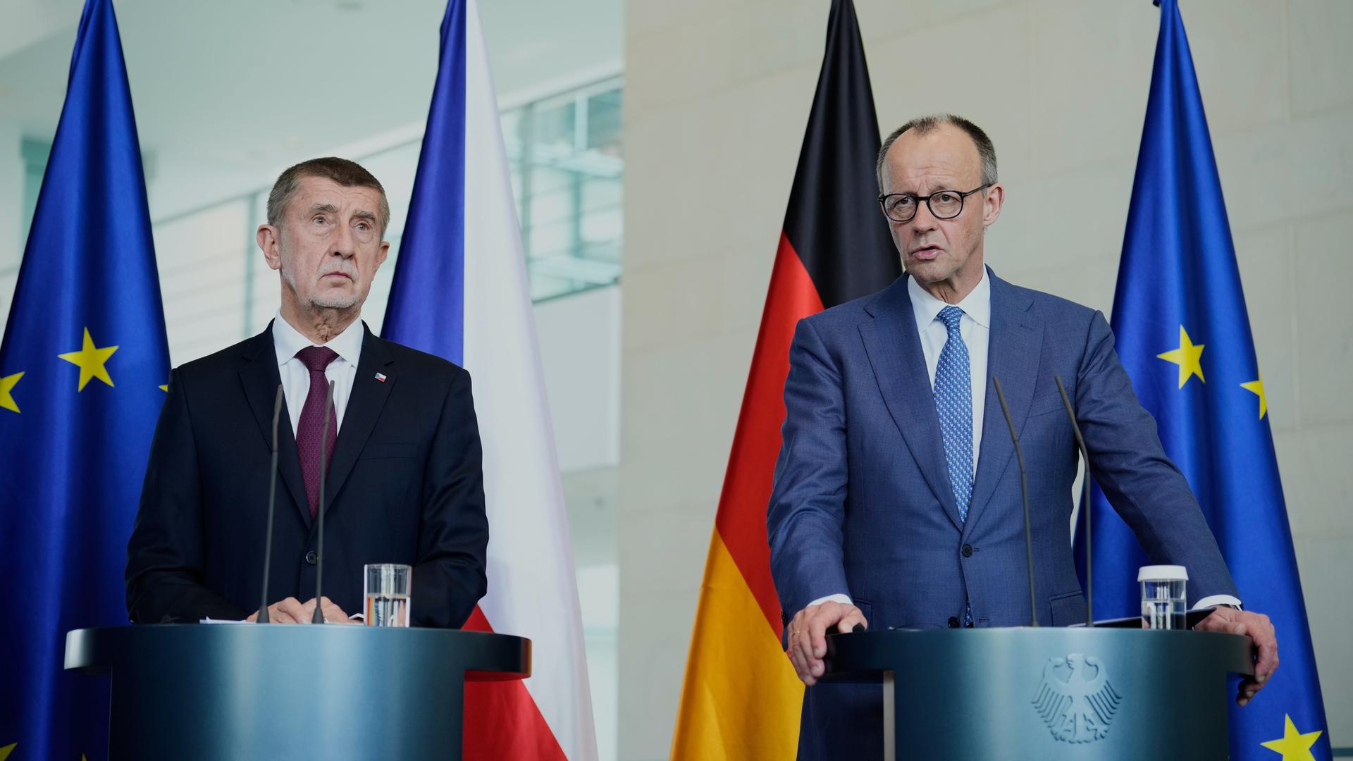 Bundeskanzler Merz und der tschechische Ministerpräsident Babis geben eine Pressekonferenz.